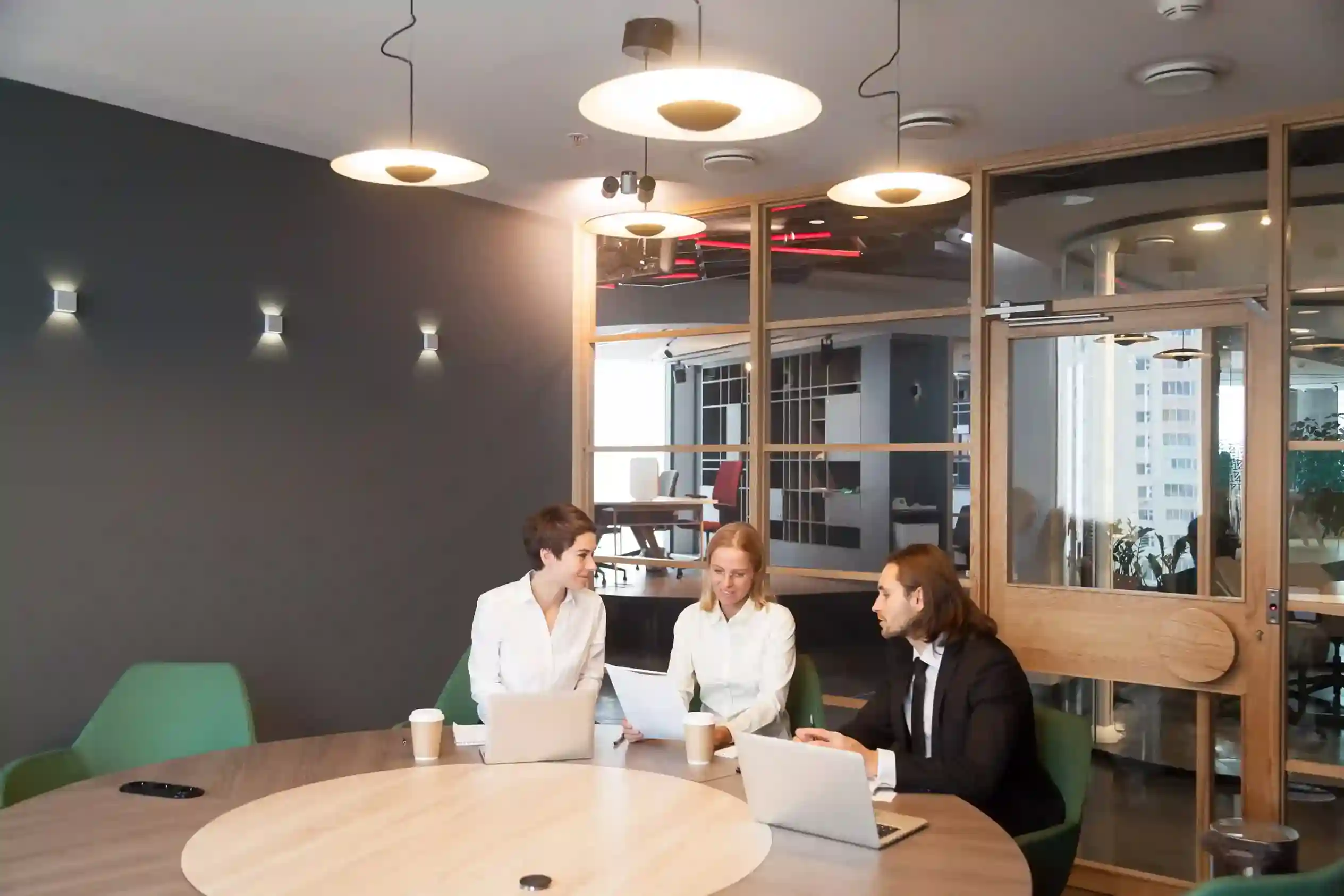 Mengapa Ruang Meeting Coworking Space Lebih Efisien untuk Pitching Klien 2025_11zon Mengapa Ruang Meeting Coworking Space Lebih Efisien untuk Pitching Klien 2025